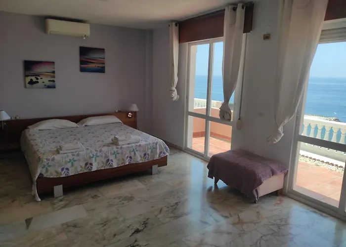 Magnificent 5 Bedroom In Front Vila Màlaga