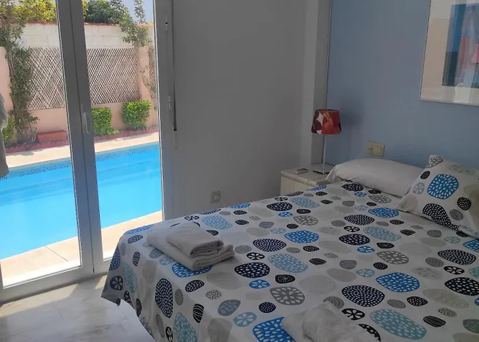 Magnificent 5 Bedroom In Front Vila Màlaga
